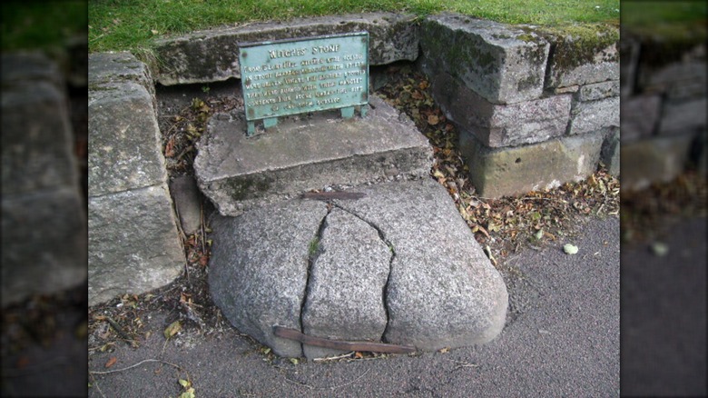 Piedra de las brujas de Forres con señal de cobre desgastada