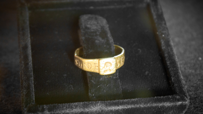 Anillo de Senicianus en vitrina de terciopelo negro