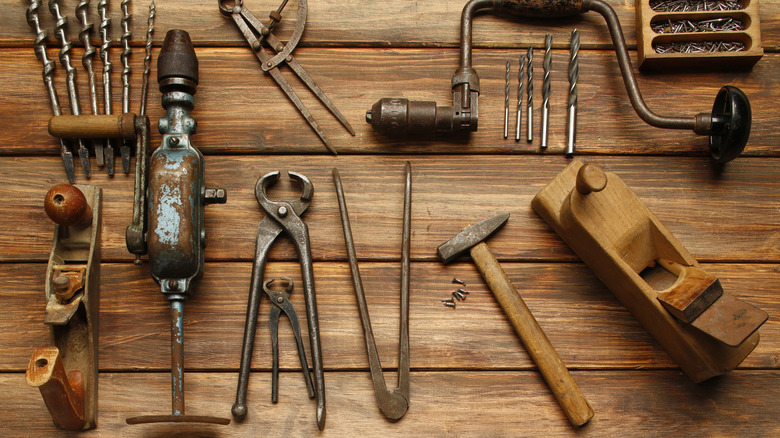 Instrumentos antiguos de carpintería sobre fondo de madera