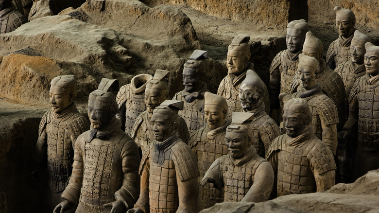 Pequeño grupo de guerreros de terracota en excavación
