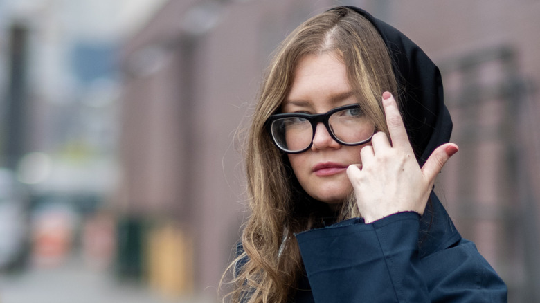 Anna Delvey con capucha y gafas