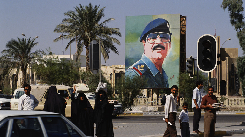Mural de Saddam Hussein en una calle de Bagdad
