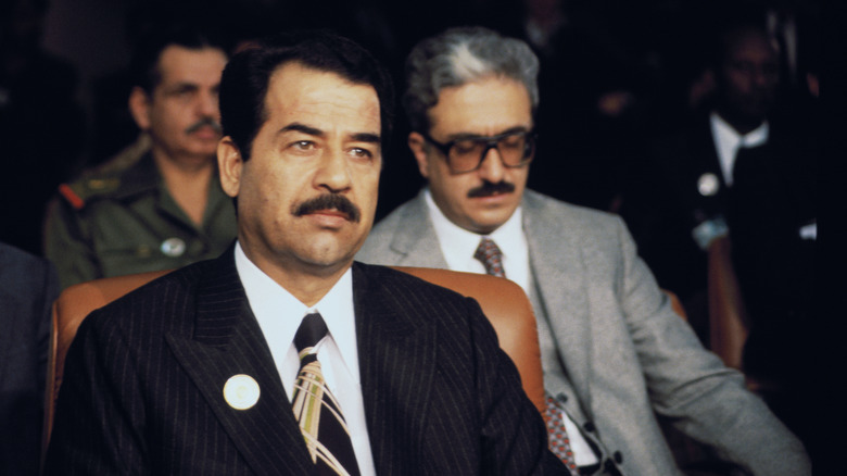 Saddam Hussein sentado en una silla