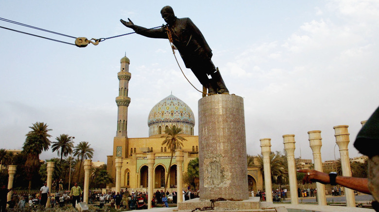 Estatua de Saddam Hussein siendo derribada