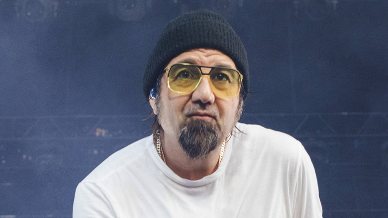 Chino Moreno de Deftones con gafas amarillas en un concierto