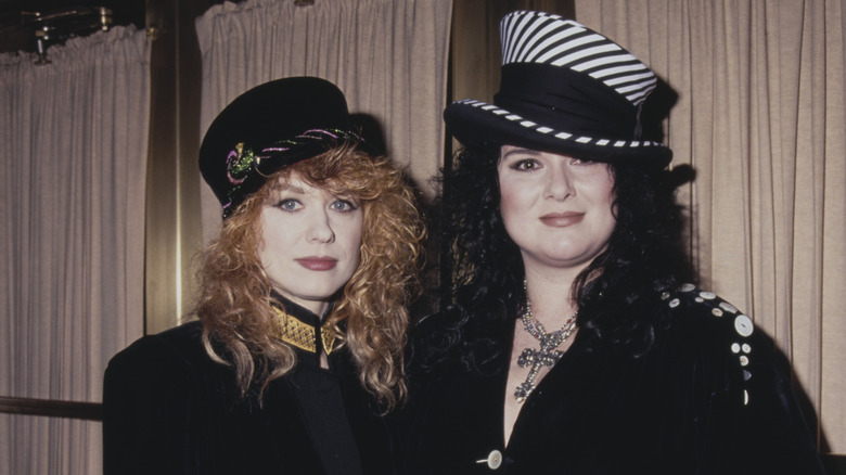Ann Wilson y Nancy Wilson de Heart en los 90 con sombreros