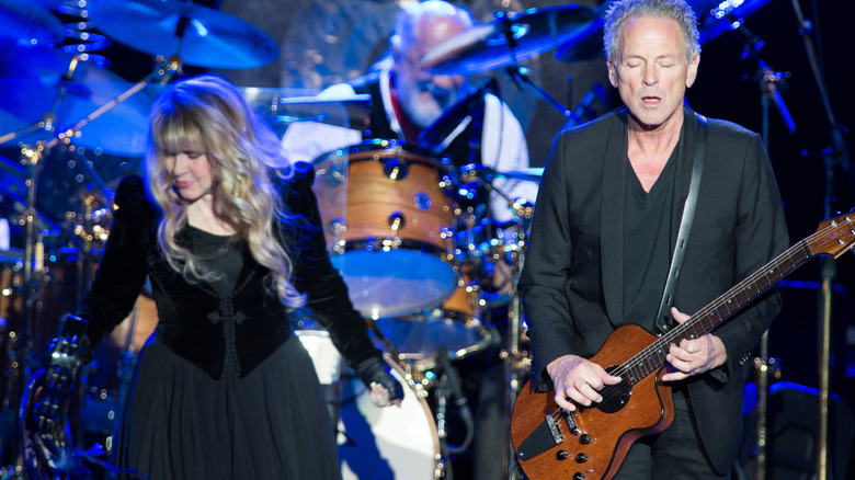 Stevie Nicks bailando en el escenario mientras Lindsay Buckingham toca la guitarra