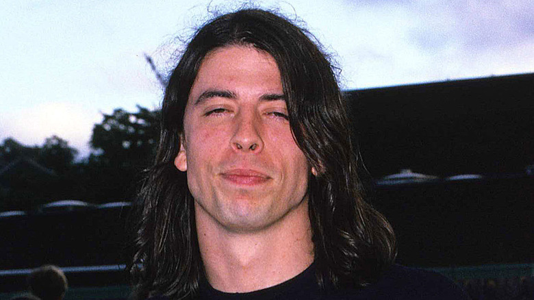 Dave Grohl encorvado mirando la cámara en 1995