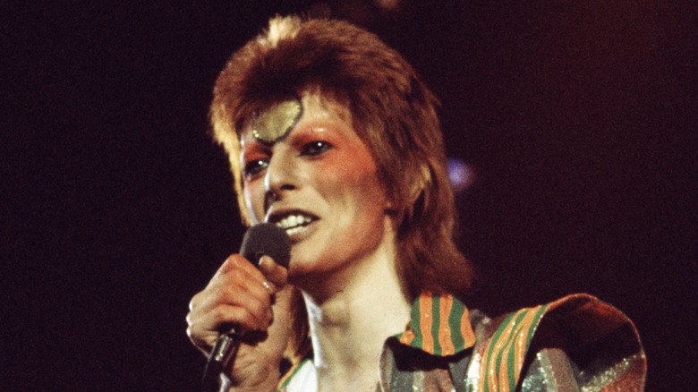 David Bowie cantando en el escenario con su persona de Aladdin Sane