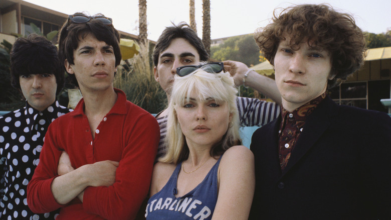 Blondie posando en un retrato al aire libre a finales de los 70