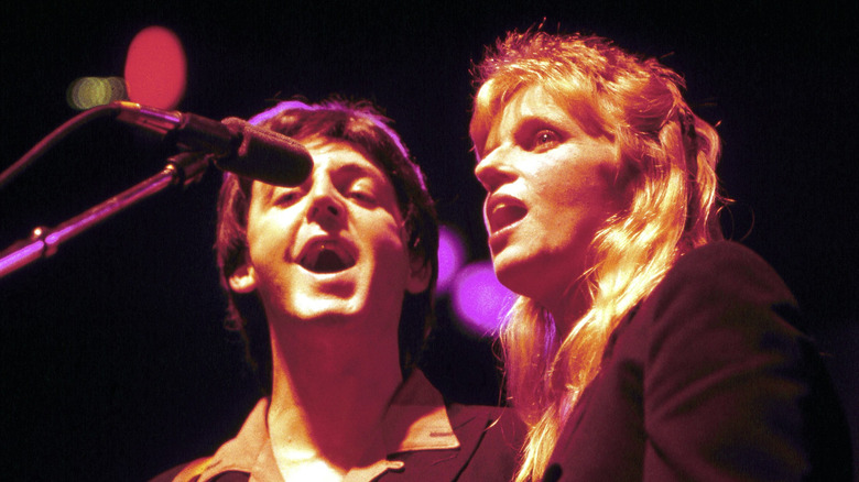 Paul y Linda McCartney cantando juntos