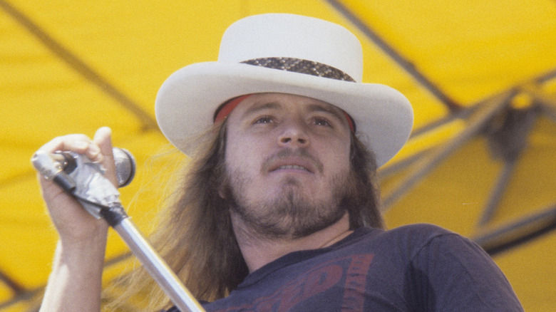 Ronnie Van Zant tocando con Lynyrd Skynyrd en vivo en los 70