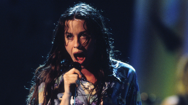 Alanis Morissette cantando en los MTV VMA