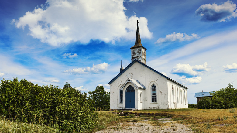 Pequeña iglesia rural