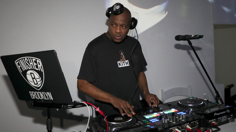 Mister Cee mezclando música