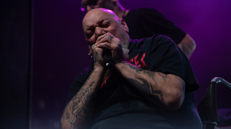 Paul Di'Anno cantando en el escenario