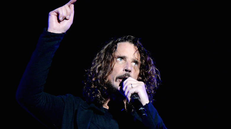 Chris Cornell cantando con energía