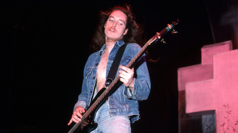 Cliff Burton tocando bajo en el escenario
