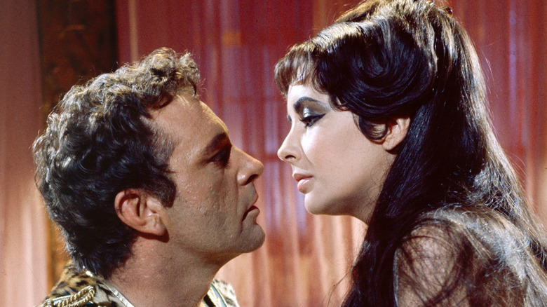 Elizabeth Taylor interpretando a Cleopatra