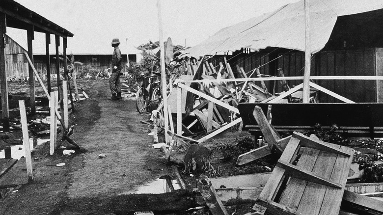 Soldado solitario caminando por la comunidad de Jonestown