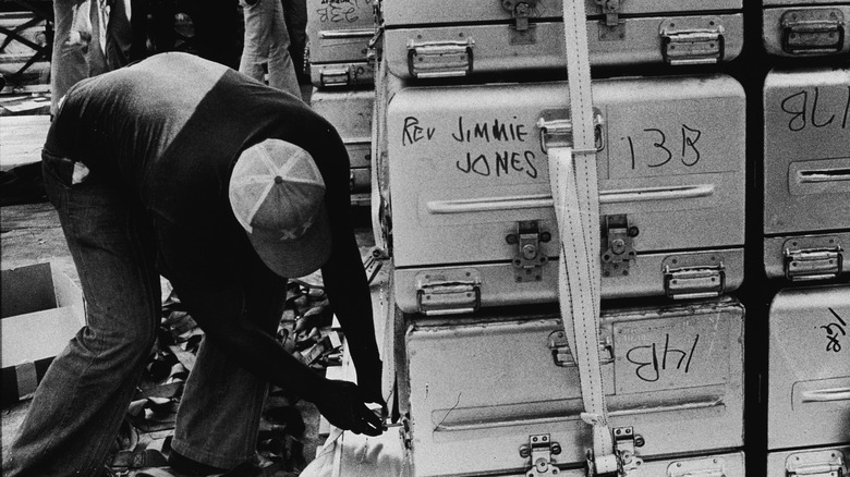Ataúdes en Jonestown asegurados en su lugar