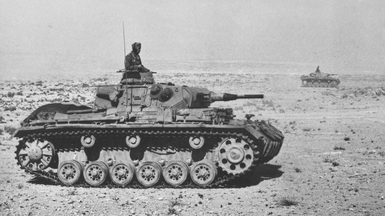 Tanques alemanes avanzan por un desierto
