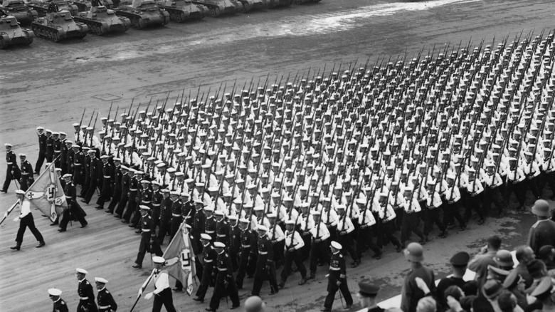 Tropas nazis marchan por la calle