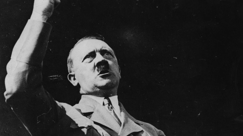 Hitler levanta su puño