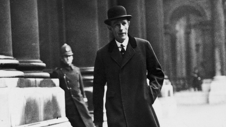 Lord Halifax pasea por la calle