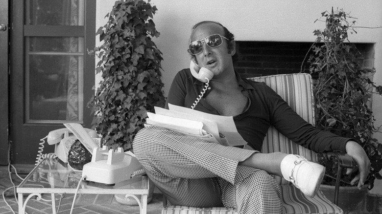 Clive Davis hablando por teléfono en los 70s