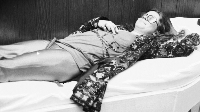 Janis Joplin descansando en una cama