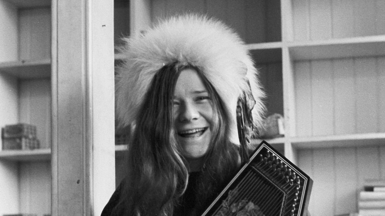 Janis Joplin con un gorro de cuero