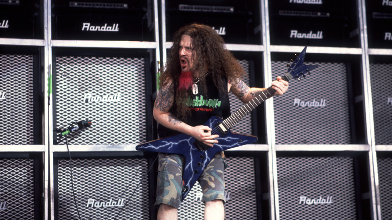 'Dimebag' Darrell tocando la guitarra con intensidad