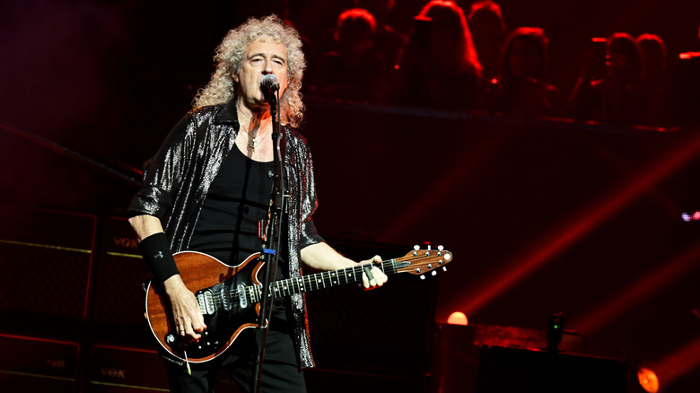 Brian May actuando con Queen