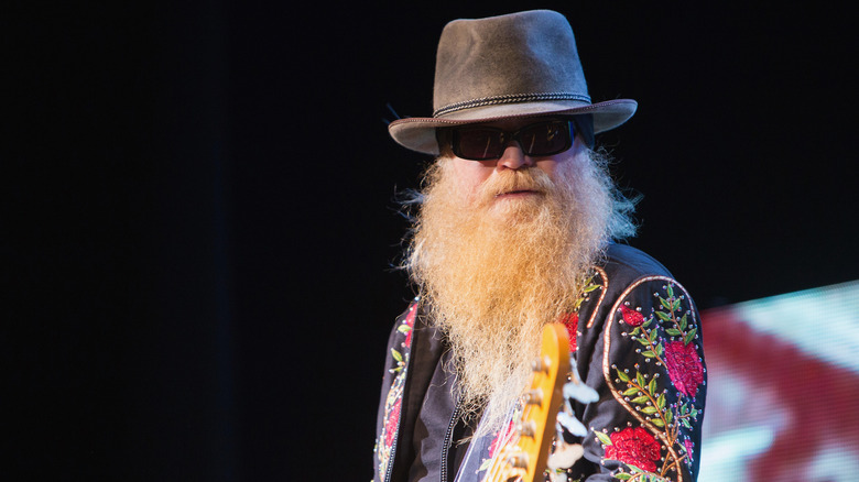 Dusty Hill actuando con ZZ Top en 2014