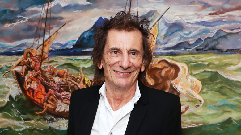 Ronnie Wood frente a una de sus pinturas