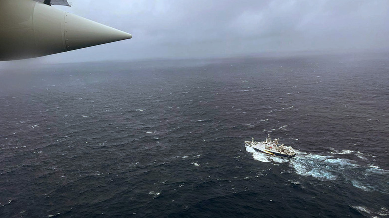 Barco y avión buscando el submarino Titan