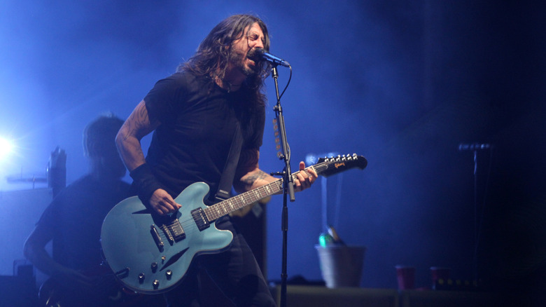 Dave Grohl en vivo con Foo Fighters en 2021