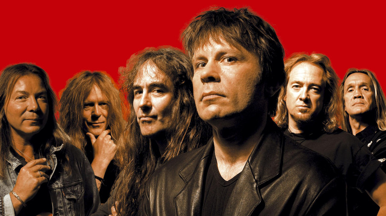Bruce Dickinson en concierto con Iron Maiden