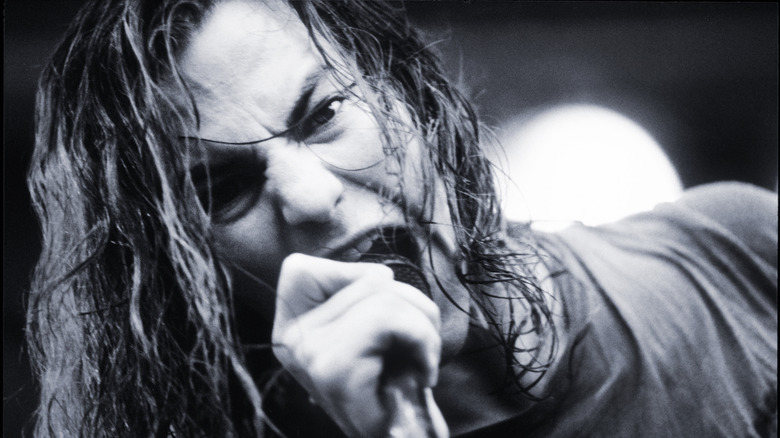 Primer plano de Eddie Vedder cantando en vivo en 1992