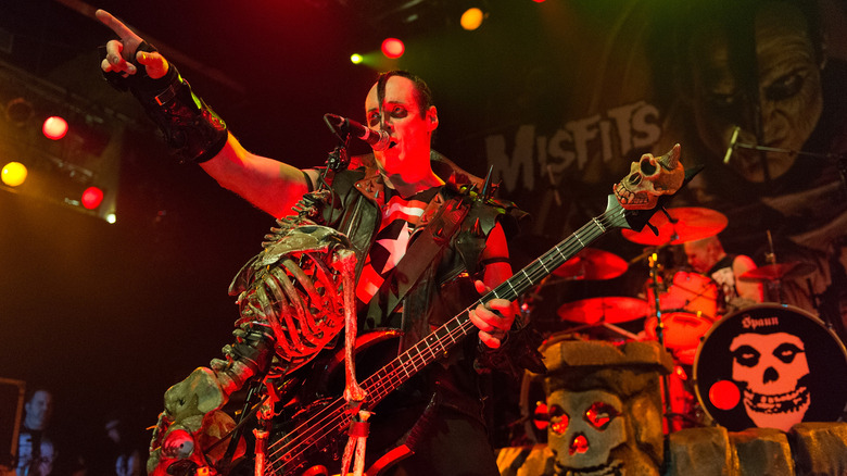 Jerry Only tocando el bajo y cantando