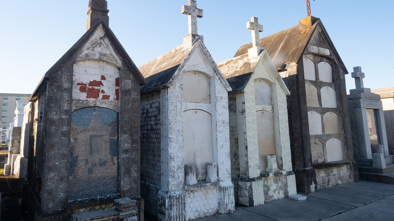 Mausoleos en un cementerio de Louisiana