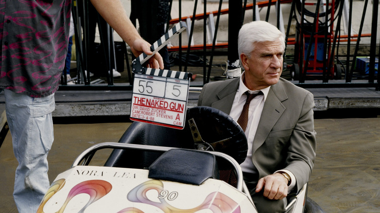 Leslie Nielsen en coche de choque en 'La Patrulla Muy Especial'