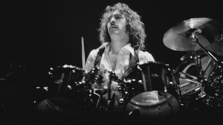 Albert Bouchard tocando la batería para Blue Oyster Cult