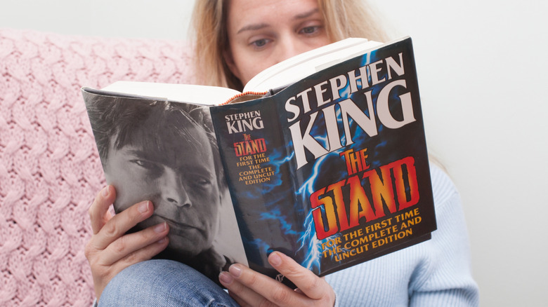 Mujer leyendo la novela <em>The Stand</em> de Stephen King» /></p>
<p>De todas las canciones del grupo, la que tiene mayor relevancia cultural es «(Don’t Fear) The Reaper». No solo fue su éxito más alto en listas (alcanzando el puesto 12 en Billboard Hot 100), sino que fue adoptada por Stephen King en su épico libro postapocalíptico <em>The Stand</em>, donde el maestro del horror cita algunas letras de la canción. Curiosamente, «(Don’t Fear) The Reaper» fue utilizada en la escena inicial de la miniserie de televisión de 1994 basada en «The Stand», y de nuevo en la versión de 2020.</p>
<p>La canción también apareció en varias películas y series, incluyendo el clásico de horror de John Carpenter de 1978, «Halloween». «Pensé que la canción era increíble», dijo el director a <a href=