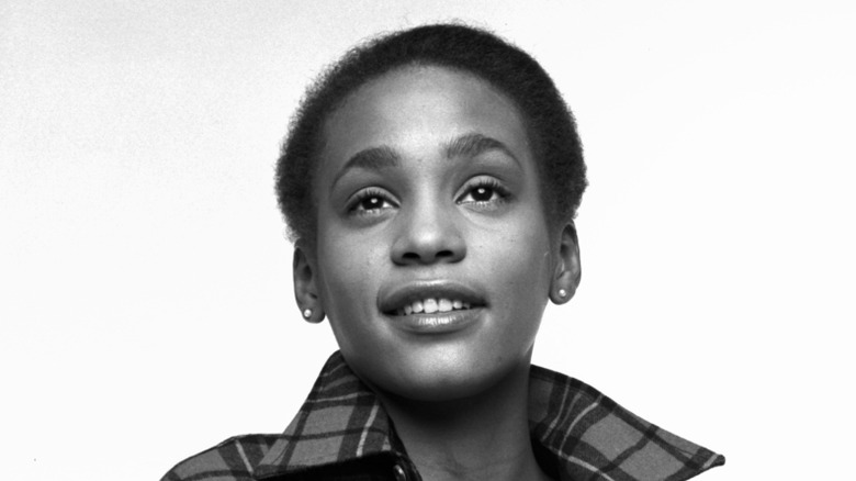 Whitney Houston posando como modelo en 1982