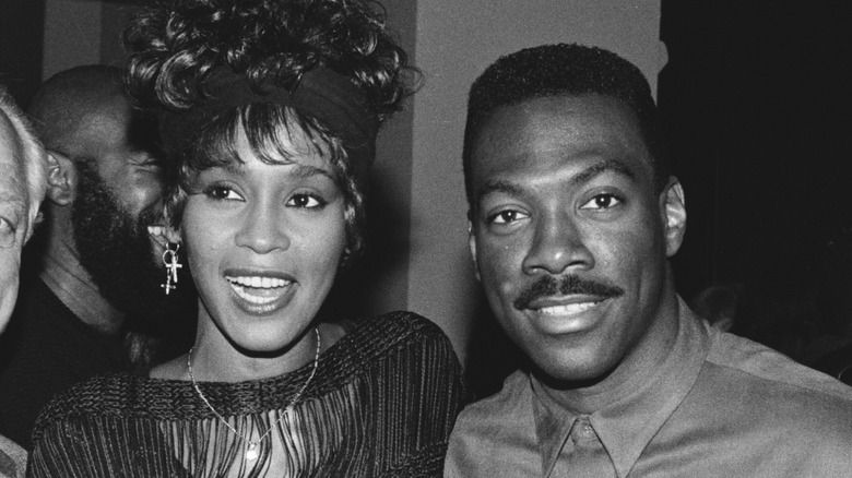 Whitney Houston sonriendo con Eddie Murphy