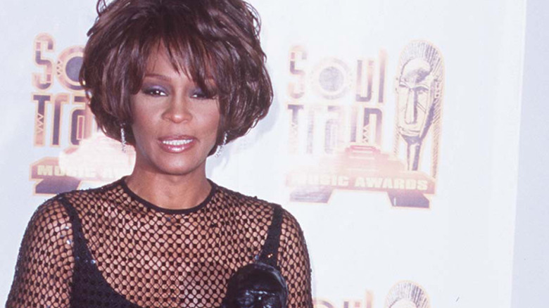 Whitney Houston con gesto serio en los Soul Train Awards