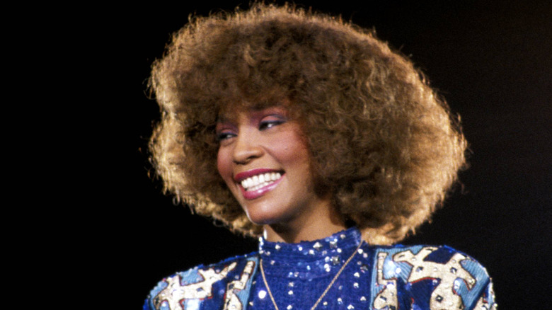 Whitney Houston con cabello voluminoso en los años 80
