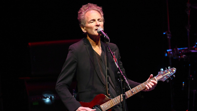 Lindsey Buckingham tocando guitarra